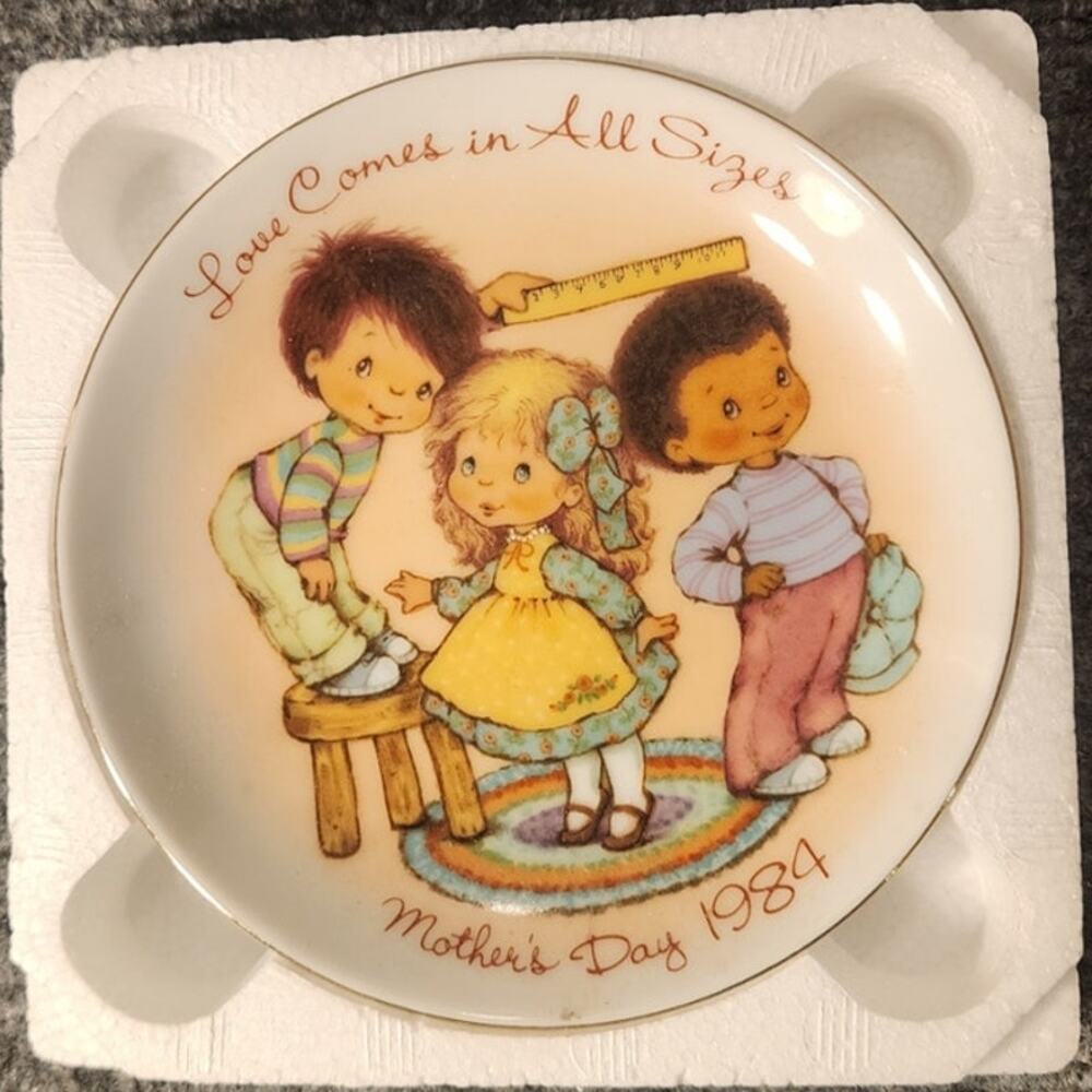 Vintage 1984 Avon Mothers Day Plate Love Comes in All Sizes Porcelain Boxed COA